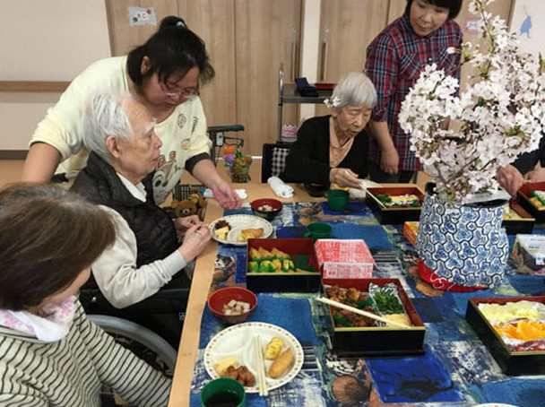 镜头下:日本廉价敬老院伙食,再看中国敬老院伙