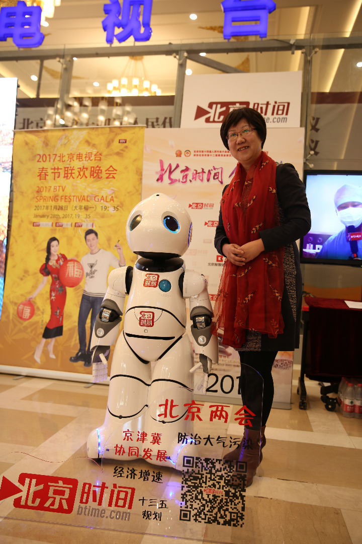 北京市第十四届人民代表大会第五次会议召开，机器人优友作为北京时间特邀记者来到会场，与代表聊天互动、亲密合影，开心时还跳起了炫酷的舞蹈，为大家带来了欢声笑语，收获了众多粉丝。