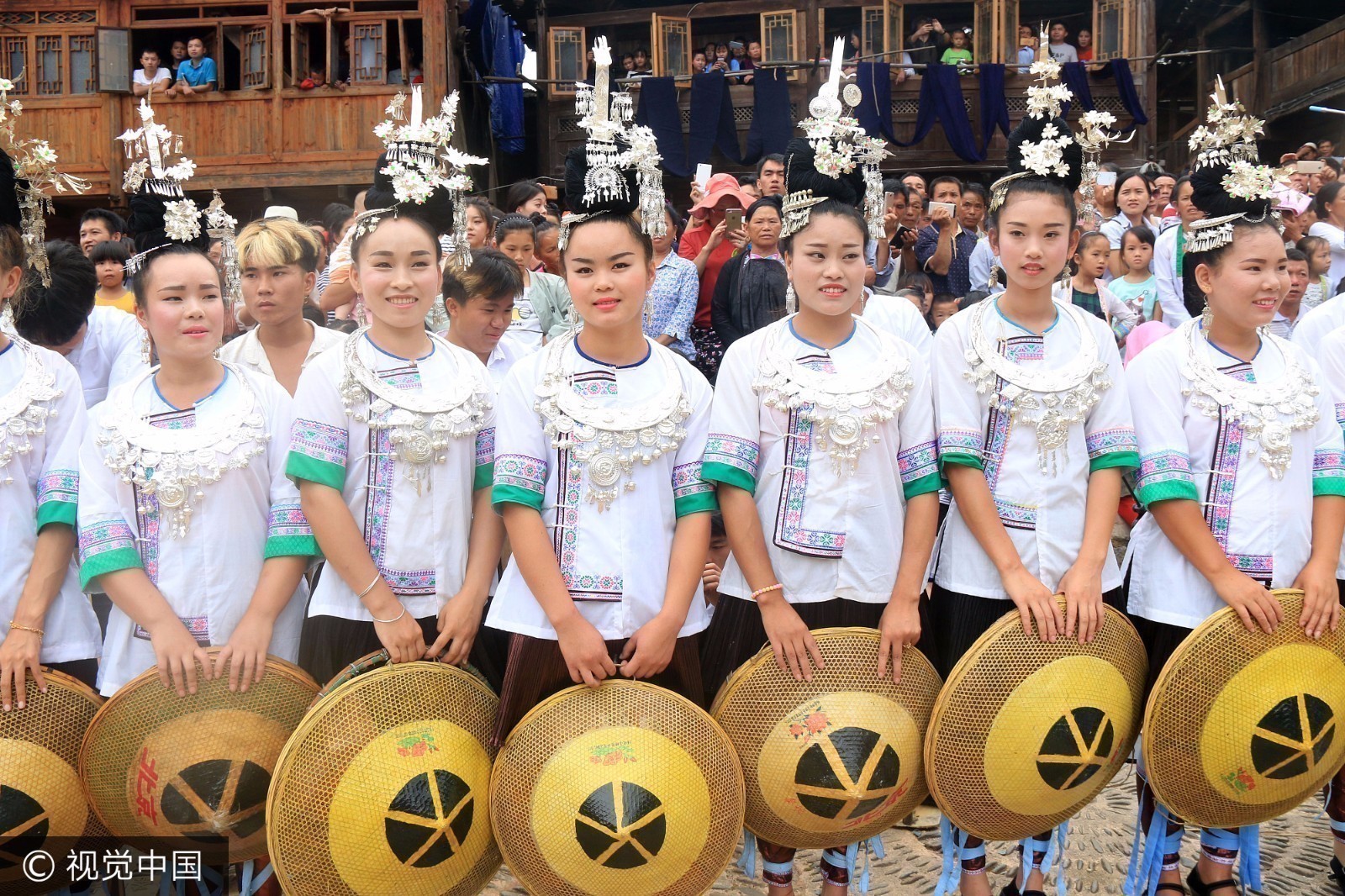 侗族美女喊天求带走 盛装宴请各路宾客