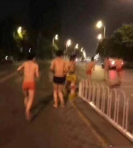 有人穿着大裤衩就跑出来了。