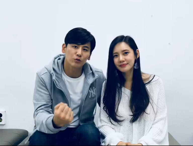 秋瓷炫挺孕肚与老公同框恩爱爆表告别观众,还