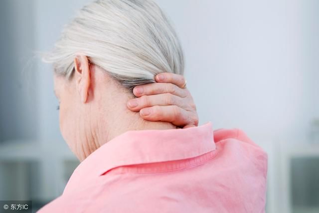 颈椎病压迫神经,头晕手麻,老军医来支招,三招见