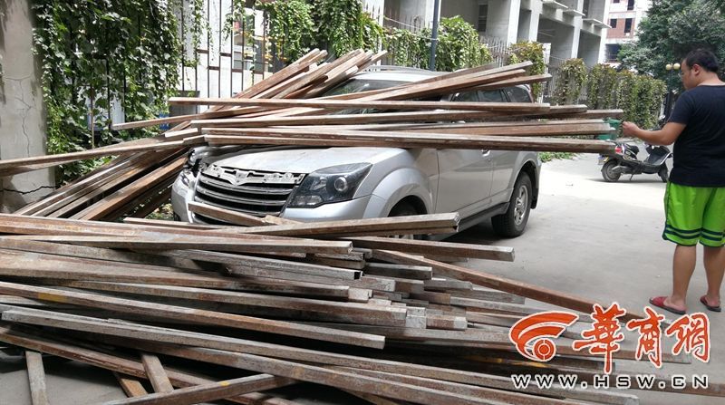 2吨钢管被吊至高空后遭吹落 砸坏车辆