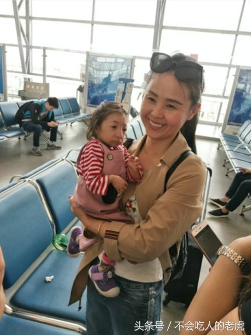 16岁女孩像1岁小孩,身高64厘米体重10斤,网友