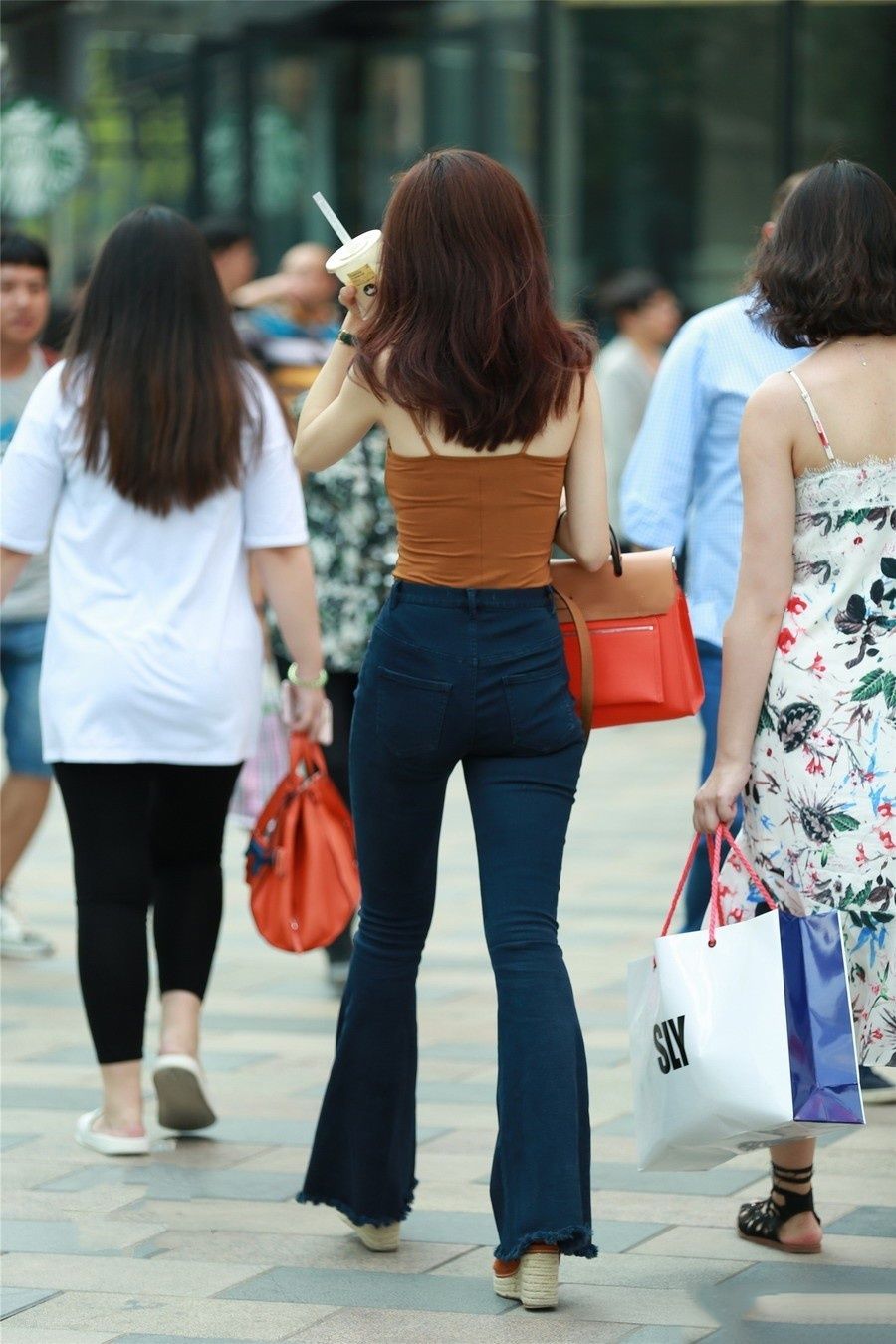 街拍:吊带配热裤,越穿越清凉,我已经看得无法自