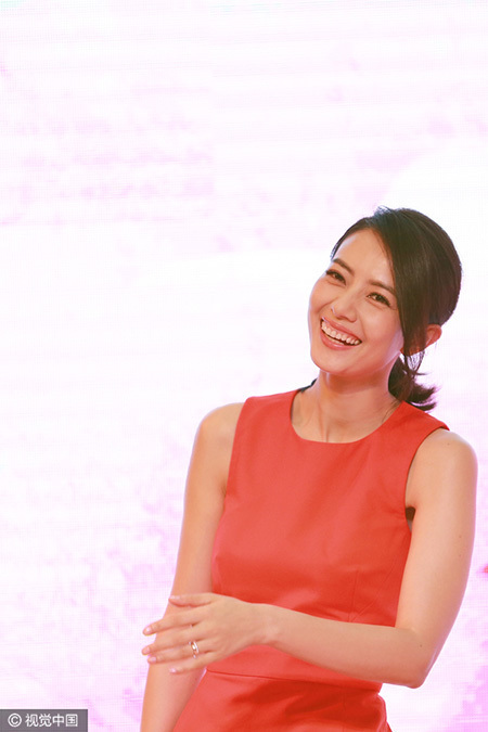 高圆圆穿红裙捞金人气超高 但脚趾头怪怪哒