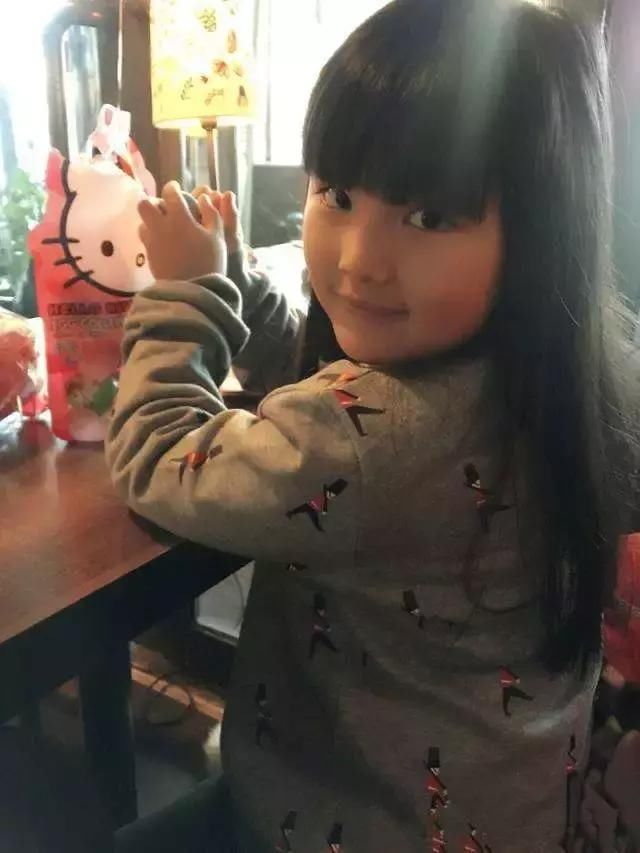 李湘微博晒一家出游靓照 王诗龄瘦成锥子脸 网