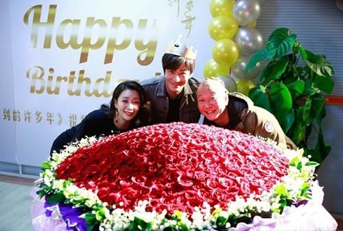 黄晓明40岁生日,剧组999朵玫瑰比不上baby一
