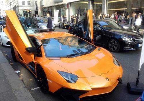 伦敦富人区:超级富豪的娱乐和集会场所遍地豪车