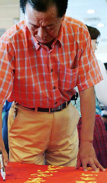 他出生被母亲卖掉,曾诬陷入狱三次自杀,如今