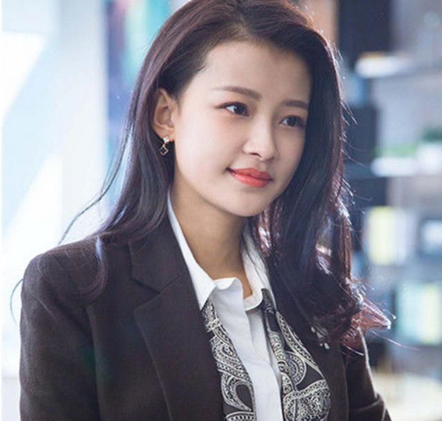 在《芈月传》当中,孙怡饰演的芈瑶是芈月的侄女,她是楚国的公主