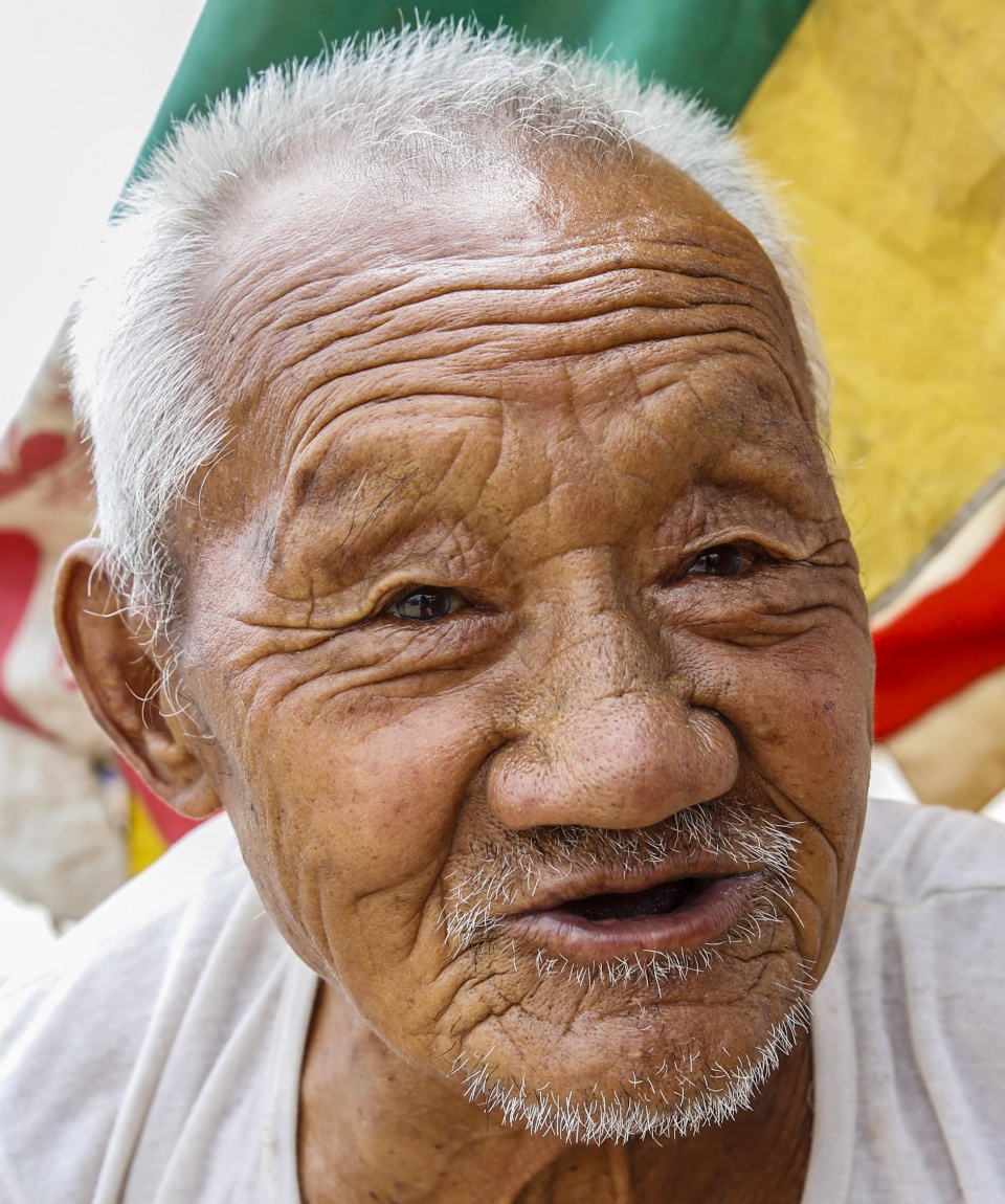 90岁高龄农民爷爷农村集卖自己的"宝贝",卖了2.5元,感动