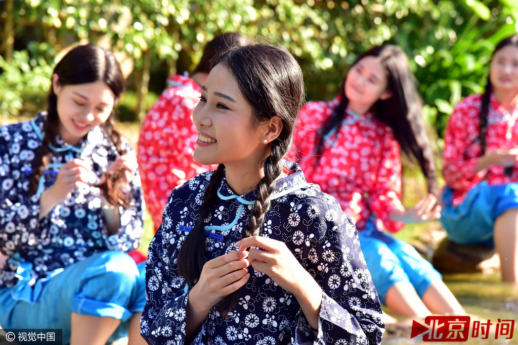 姑娘们正在梳头发。