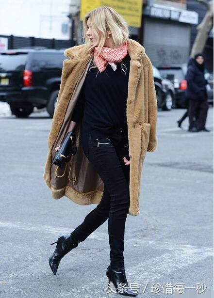 穿高跟鞋时不穿袜子是什么感觉?