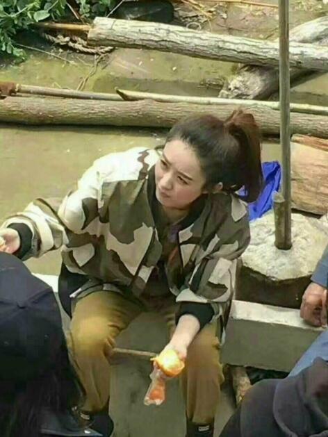 赵丽颖身高不够鞋跟凑,但体重却被曝出,路人抓