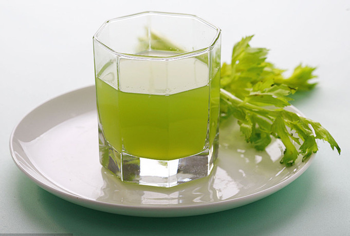 喝芹菜汁能治便秘吗 原来芹菜汁的功效这么多