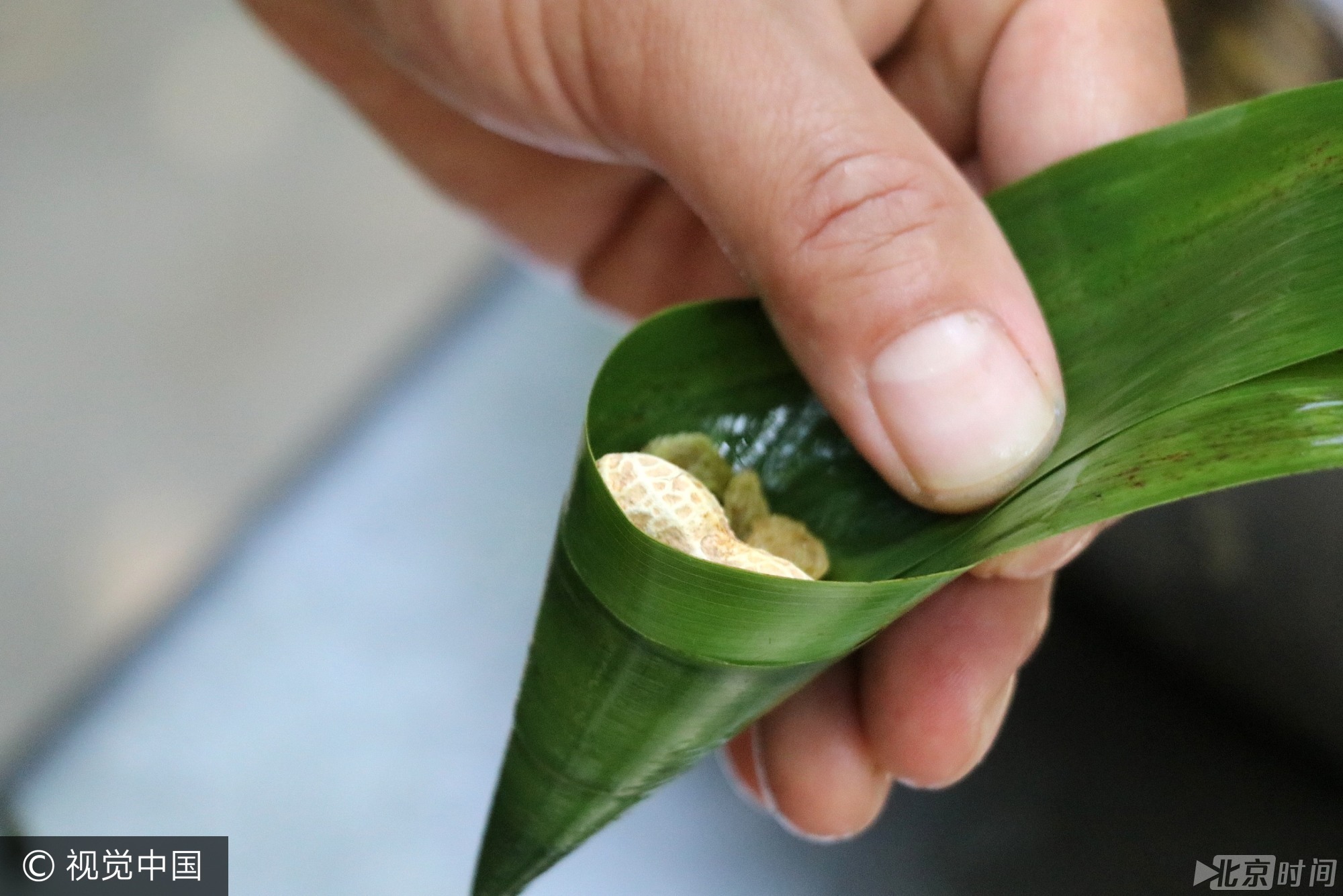 2017年5月26日, 我国传统节日端午节临近,当日,扬州茱萸湾动物园的饲养员用窝窝头、竹粉、苹果等食材为大熊猫、袋鼠等动物精心制作了特殊的粽子,让它们享受美食迎接端午。