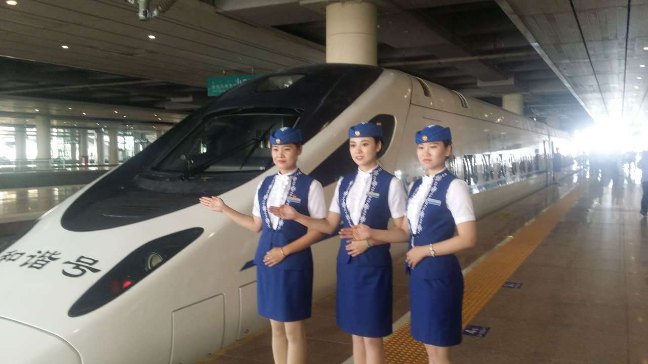 内蒙古大草原上跑高铁