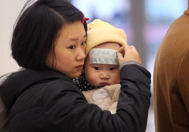 孩子发烧先吃退烧药,爸妈这样做对吗?