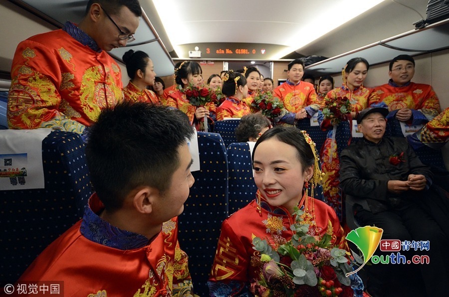 2019年1月8日，江西九江，车厢里，一对新人正说着话，新娘的眼里充满爱意。