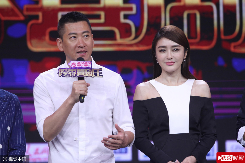 尔康知画合体!秦岚秀香肩 周杰在台上略腼腆 尔康知画合体!秦岚秀香肩 周杰在台上略腼腆