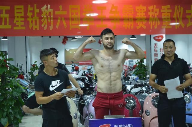 中外英雄首届六国拳王争霸赛首次称重在贵港五