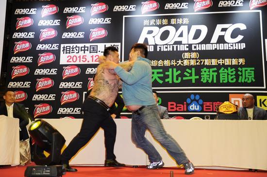 近日，中国20岁格斗小将敖日格乐，比赛中暴揍曾参加日本黑社会组织“山口组”的韩国选手金在勋，24秒KO后仍旧击打对手甚至裁判都拦不住。