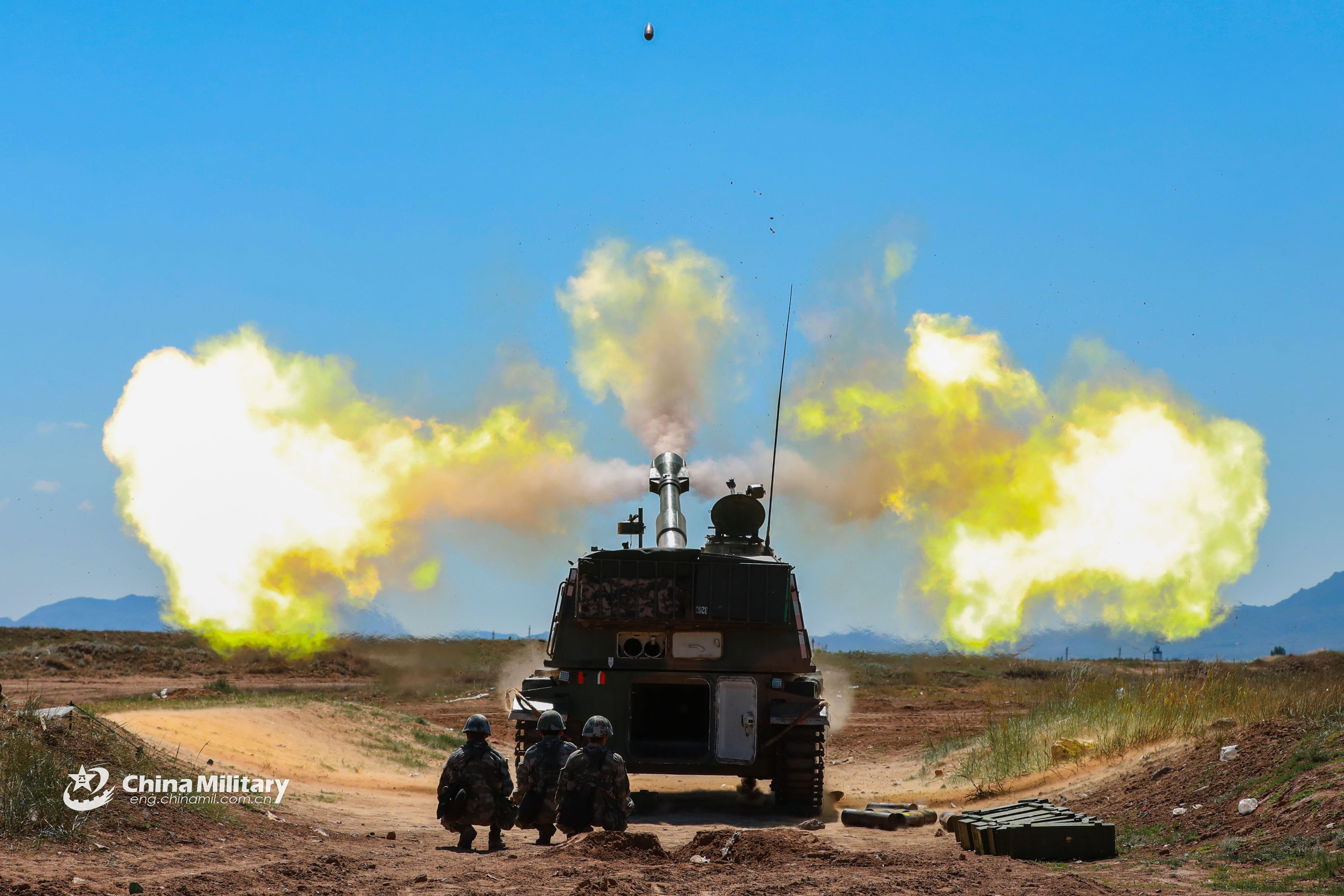 解放军组织炮兵群昼夜实弹射击演练