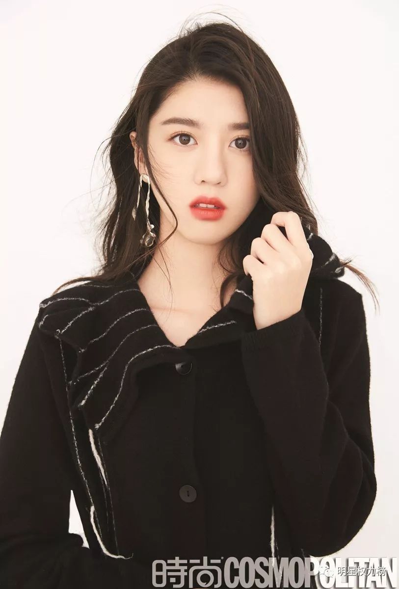 杨幂登大刊开年封秀美腿 胡一天写真清新自然