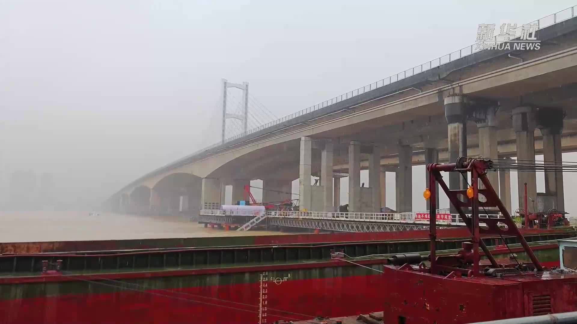 广东佛山九江大桥发生擦碰事件 7人获救4人失联