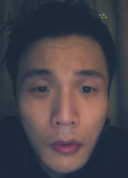 李荣浩微博晒自拍 网友吐槽:拍照不要闭眼睛