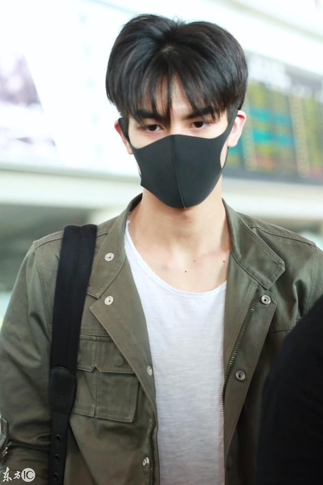 宋威龙穿军绿色外套搭配黑色休闲裤现身机场,