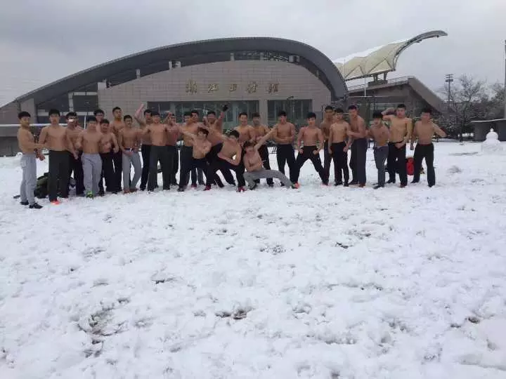 杭州这群小伙光膀子在雪地里摔跤 视频爆红 网络热点 第5张