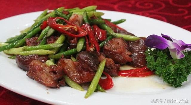 酱爆肉丝是一道常见的家常菜,酱香味浓,营养丰富