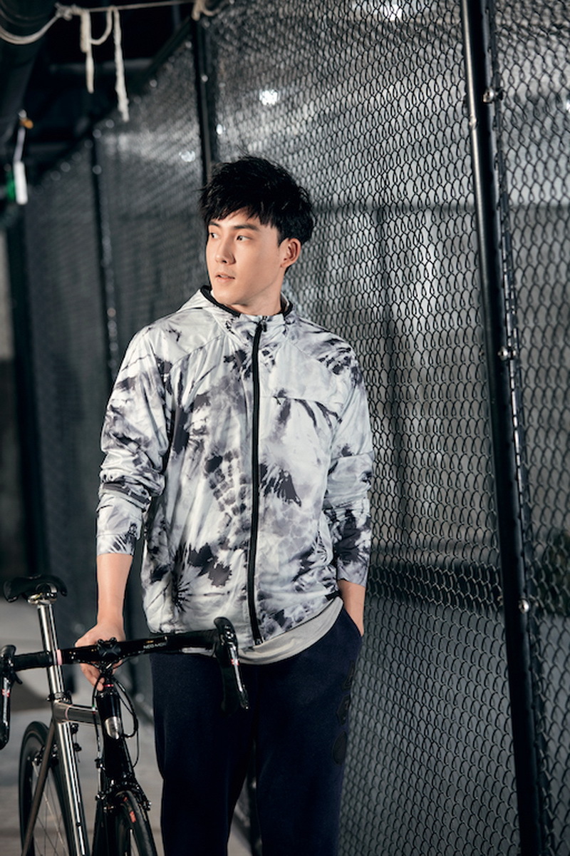 张睿首曝运动写真 简约休闲变身活力美少年