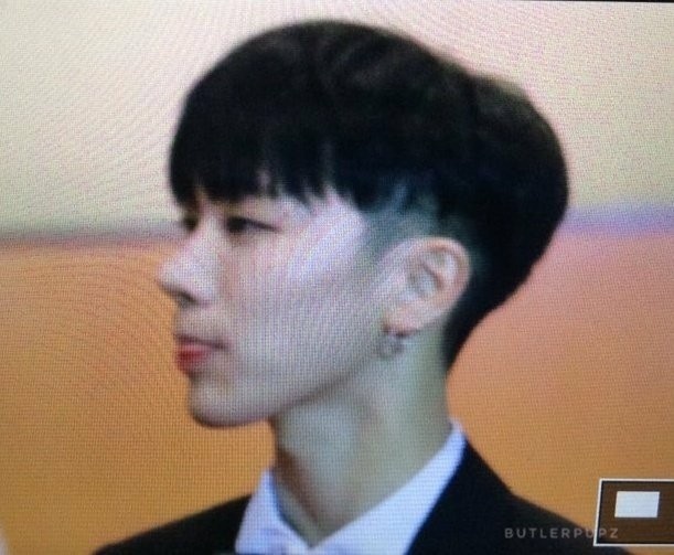 [NCT][新闻]170703 TEN出席泰国头条新闻年度风云人物颁奖典礼红毯 黑西装小哥哥帅气逼人