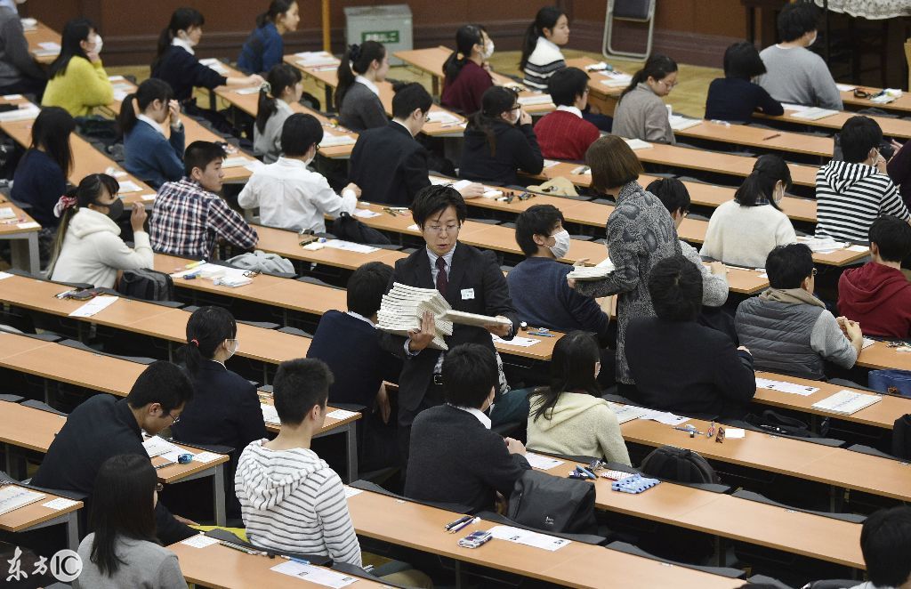 2018日本大学统一高考,学生们踏雪入考场,有人