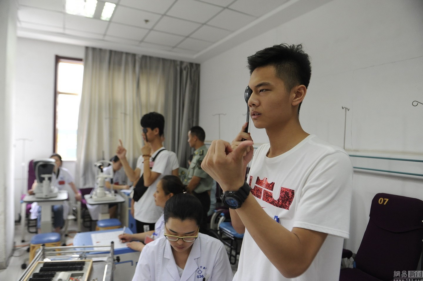 图为征兵体检现场。