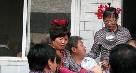 农村结婚耍公婆逗公公,起哄闹洞房