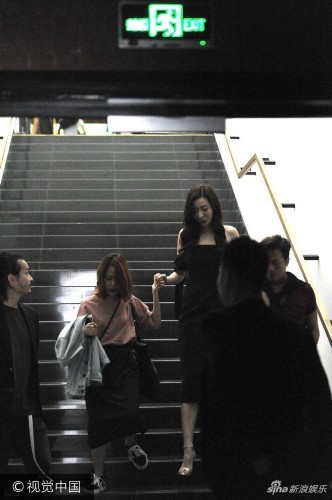 组图:熊黛林露香肩女人味十足 踩高跟鞋一路获