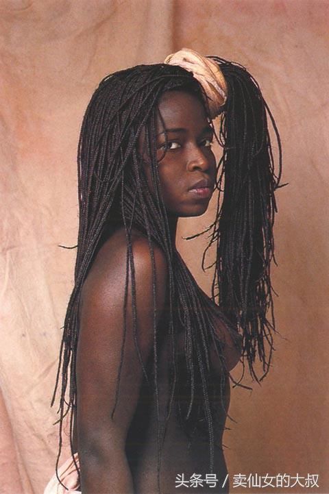 唉 非洲部落:女性8岁就要生孩子,还不能穿衣服