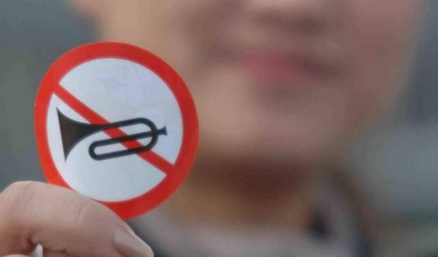 车贴内涵段子会被扣分罚款?交警这么说