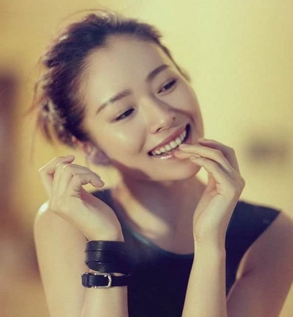 江一燕被自己美到咬嘴唇!网友:这身白裙穿出了