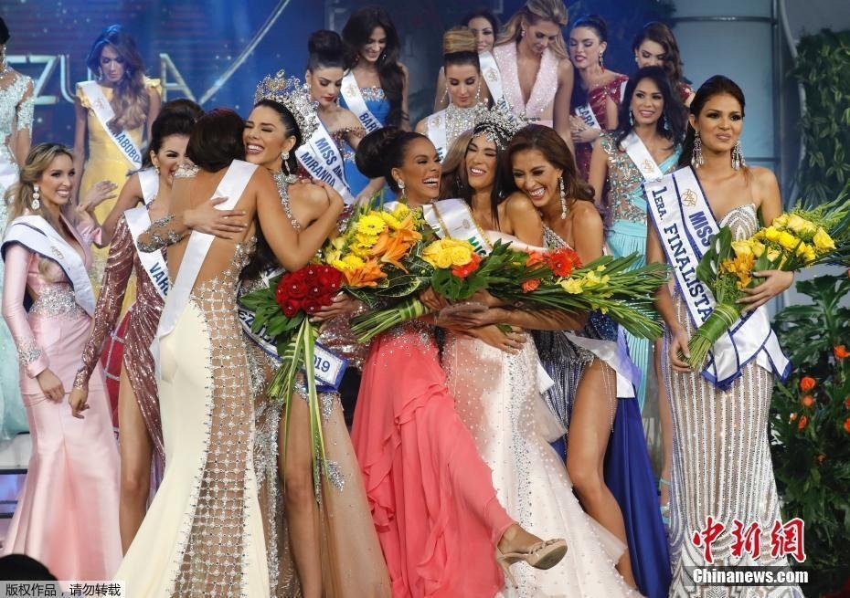 图为参赛佳丽比赛现场。