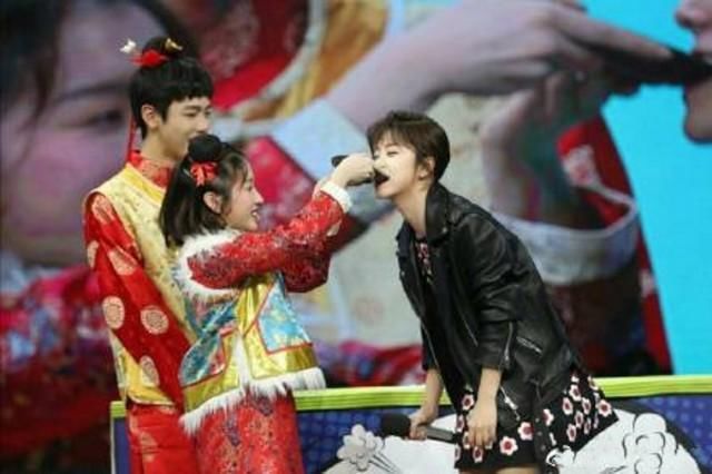 谭松韵翟天临参加《快乐大本营》,却牙痛不止