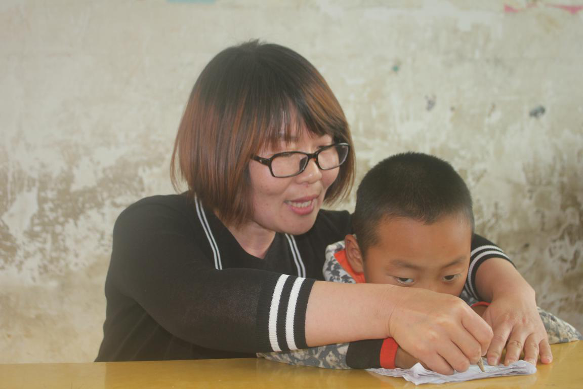 淅川县毛堂乡桥沟小学的“老师妈妈”李岩