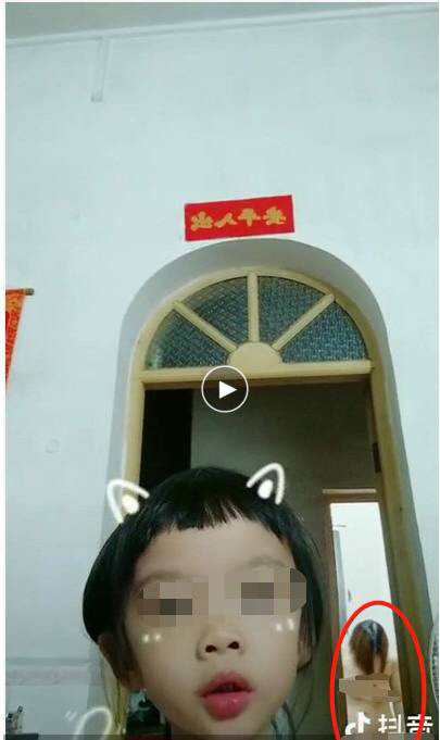 小女孩家中拍抖音,无意间把洗澡的妈妈给直播
