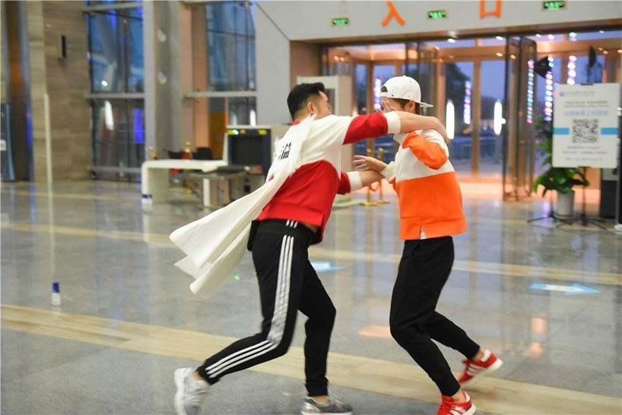 陈赫和李晨撕名牌,陈赫身上竟掉出这东西?网友