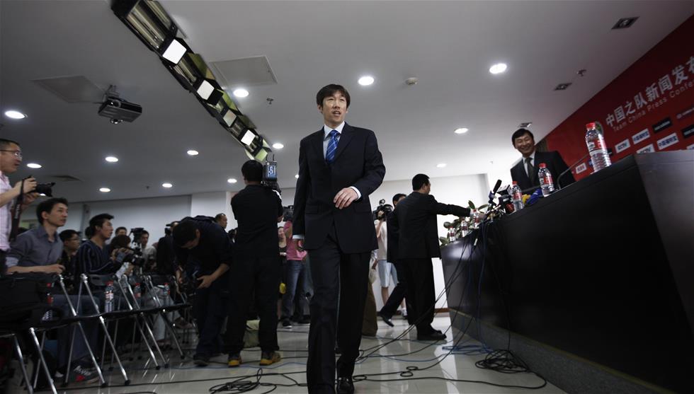 图为2009年5月15日，高洪波走入发布会现场。当日，中国足协在北京召开新闻发布会，正式公布了各级男足国家队的教练班子组成名单。高洪波通过竞聘，正式成为中国男足国家队主教练，也是中国男足国家队30年来最年轻的主帅。