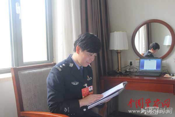 全国人大代表杨蓉:掌上警务 心连群众 全国人大代表杨蓉:掌上警务 心连群众